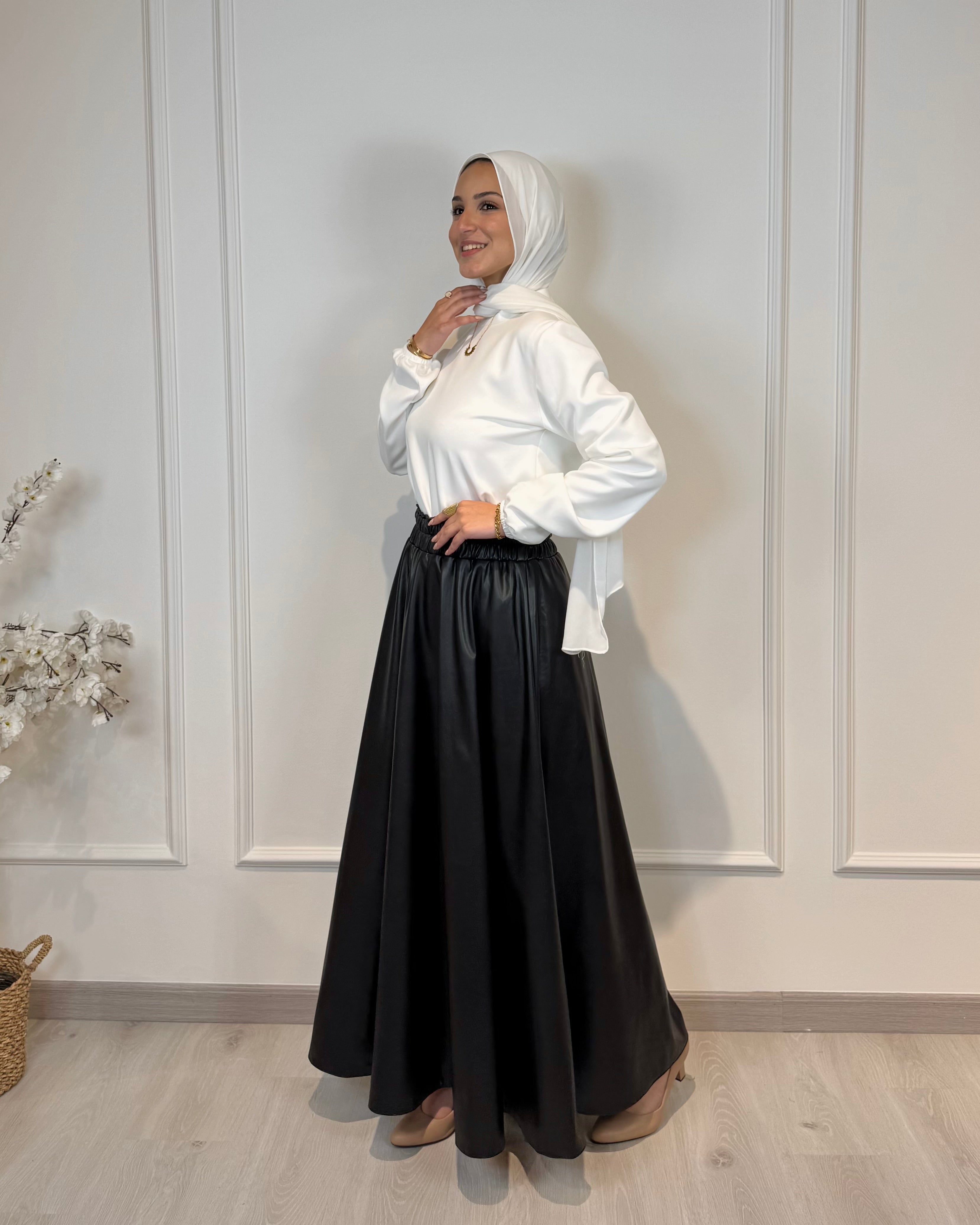 Full cloche leather skirt in black with high waist and soft inner lining, Maxi.
