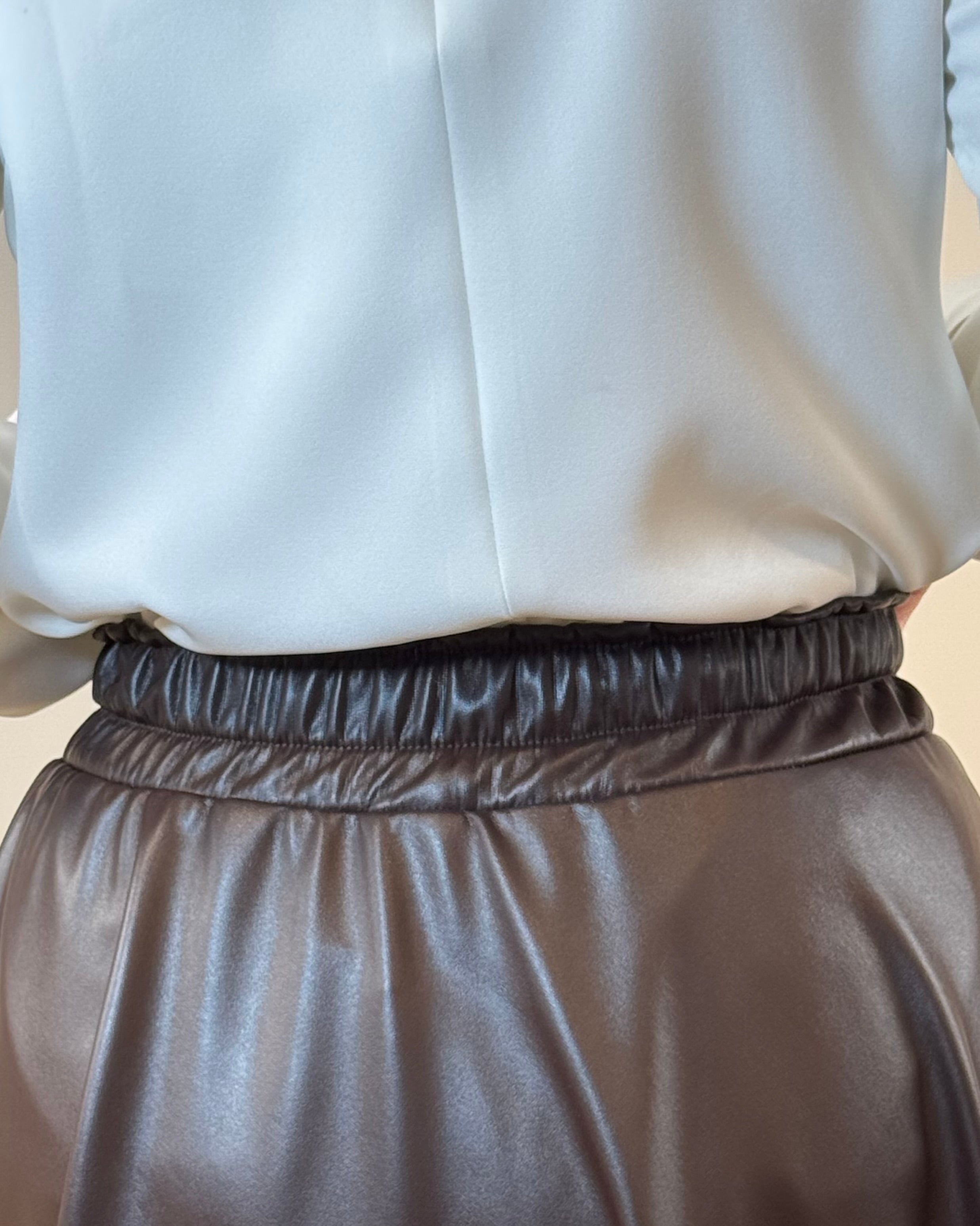 Full cloche leather skirt in brown with high waist and soft inner lining.