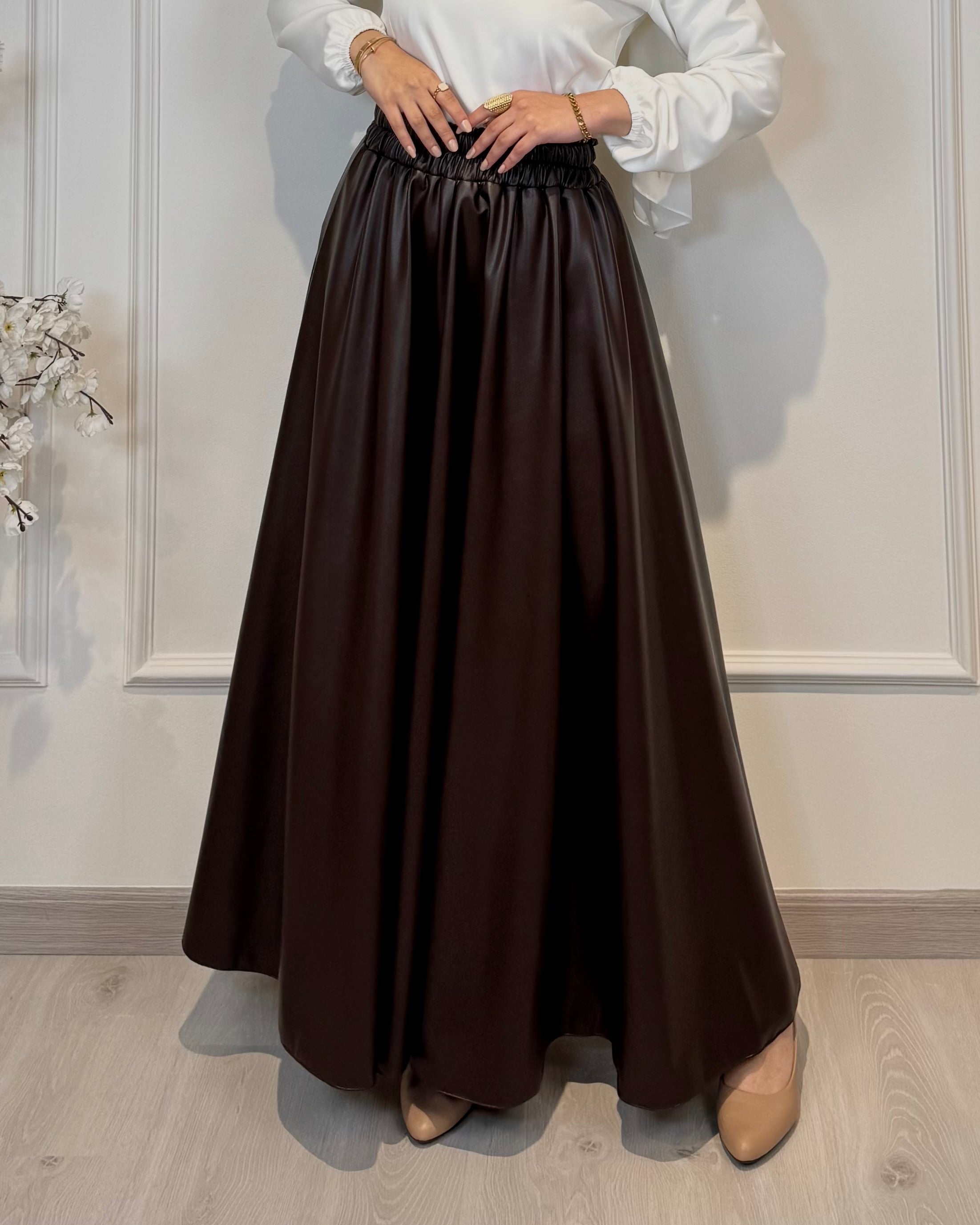 Full cloche leather skirt in brown with high waist and soft inner lining.
