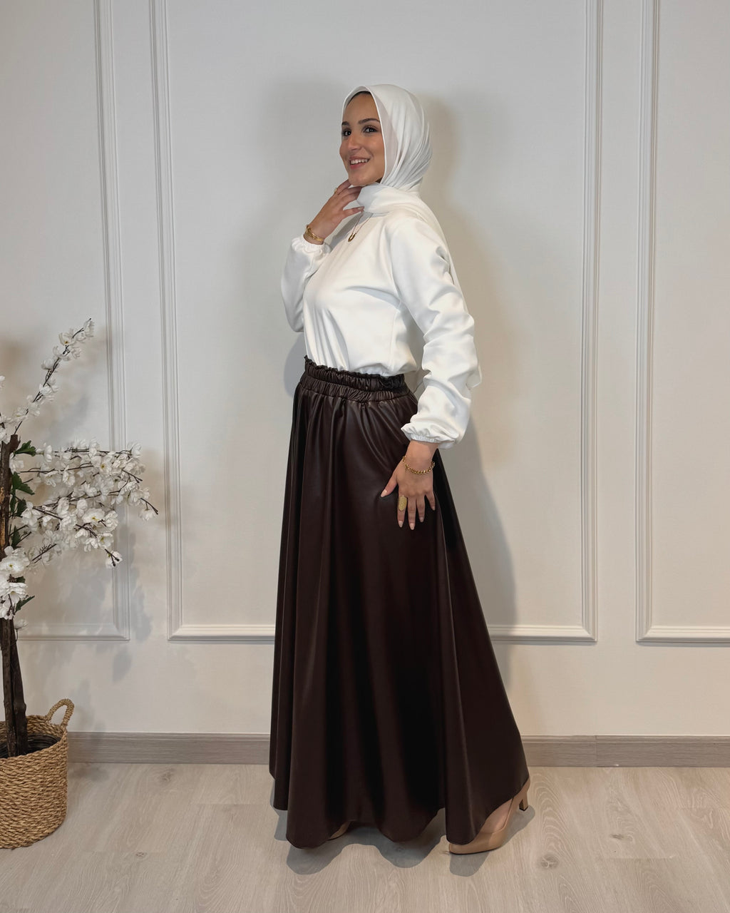 Full cloche leather skirt in brown with high waist and soft inner lining.