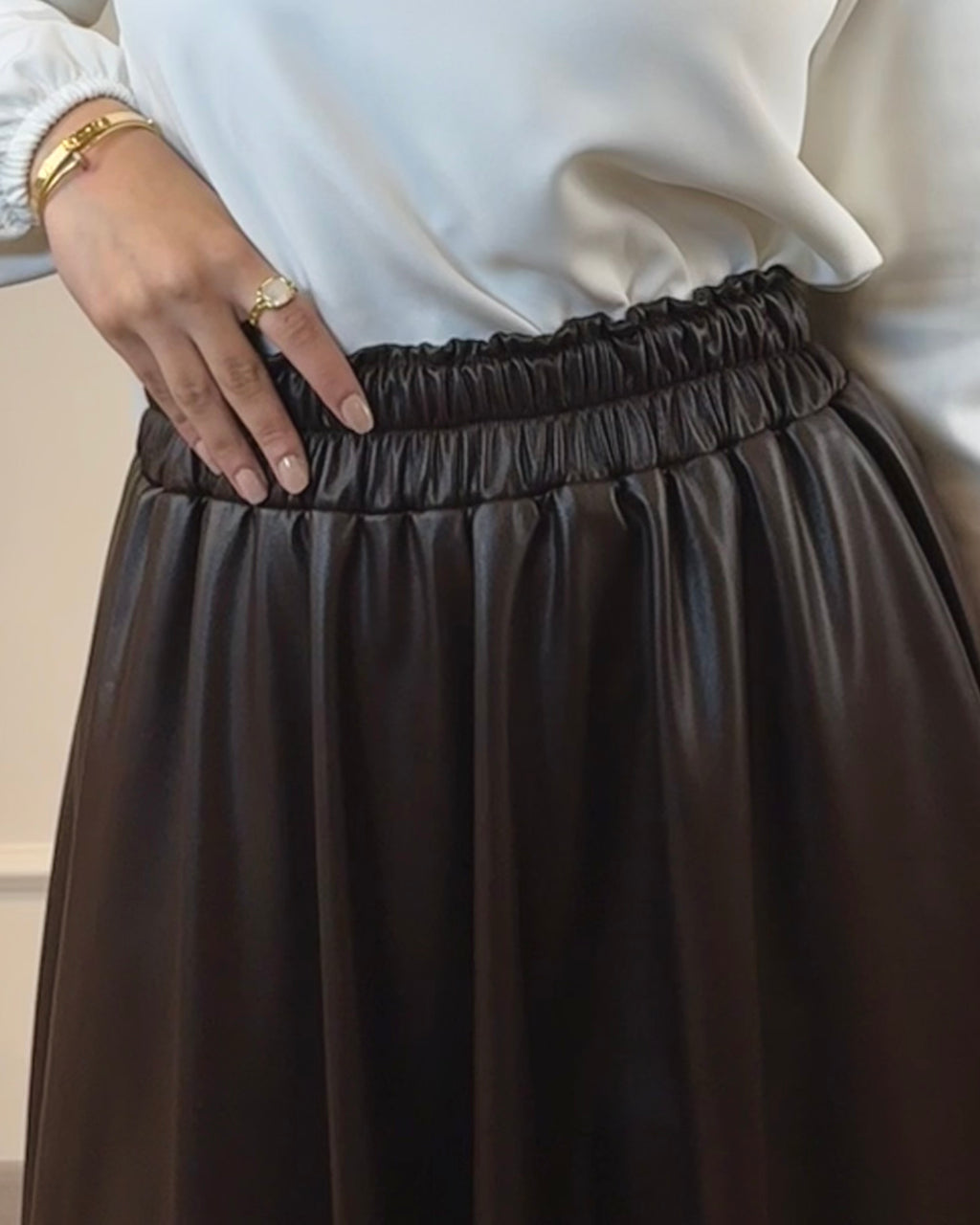 Full cloche leather skirt in brown with high waist and soft inner lining.