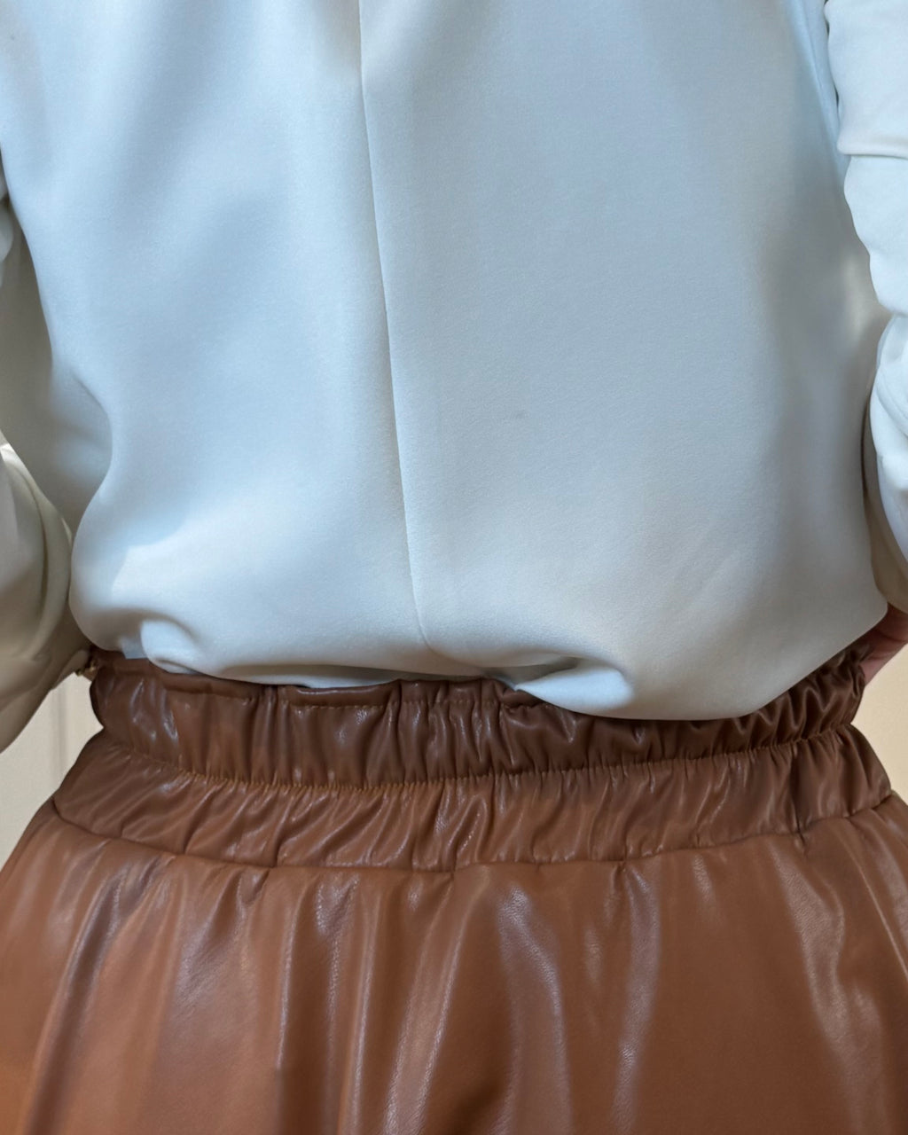 Full cloche leather skirt in camel with high waist and soft inner lining. Maxi.