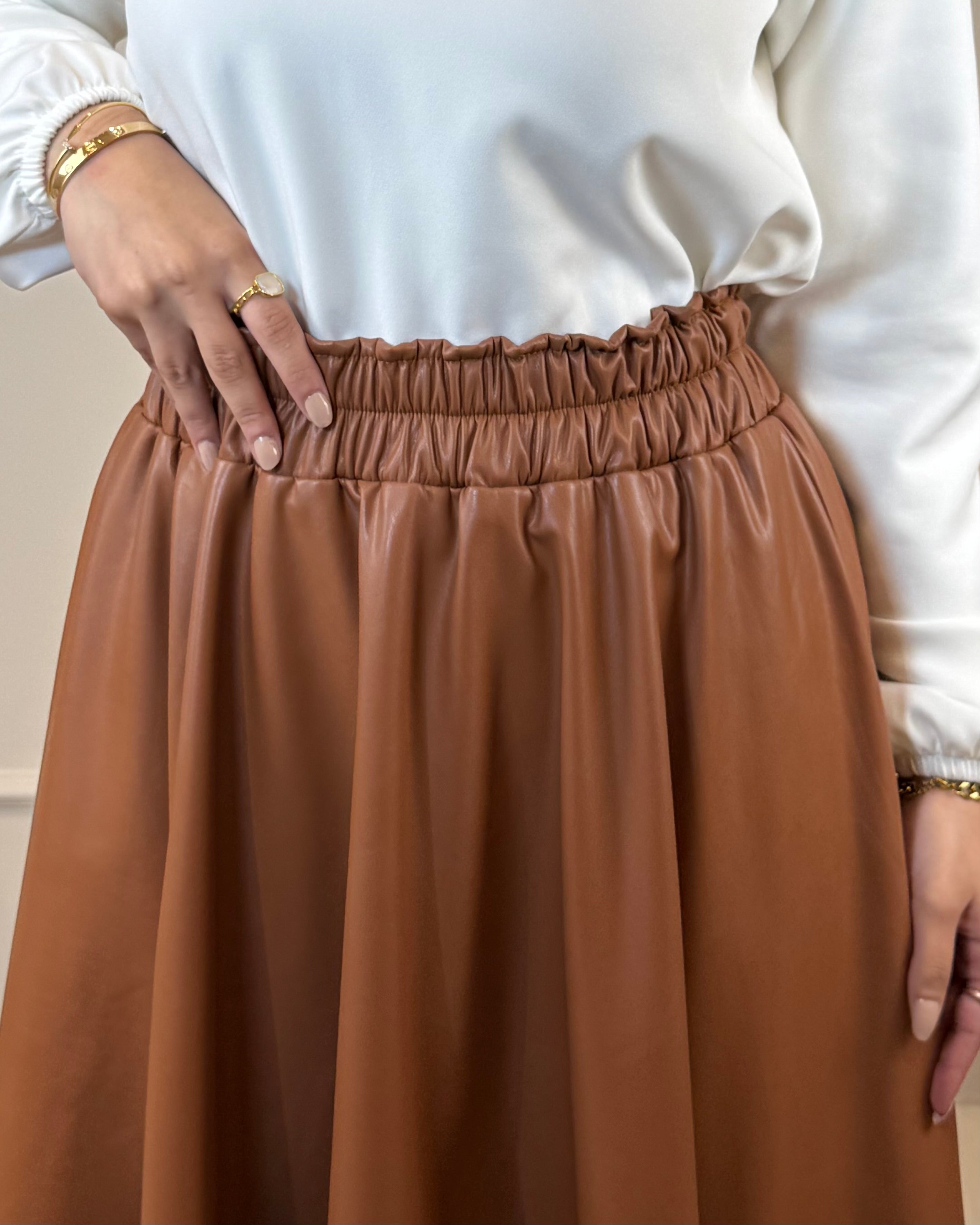 Full cloche leather skirt in camel with high waist and soft inner lining. Maxi Skirt
